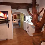 Szalupa Airport Hostel *