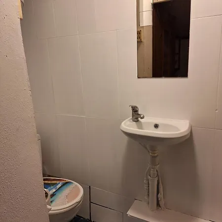 Vandrerhjem Szalupa Airport