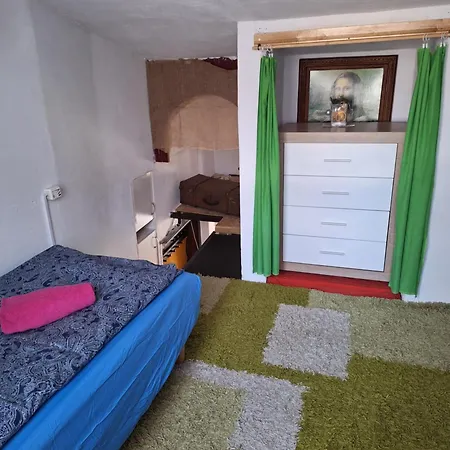 Hostel Szalupa Airport