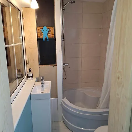 Szalupa Airport Vandrerhjem *