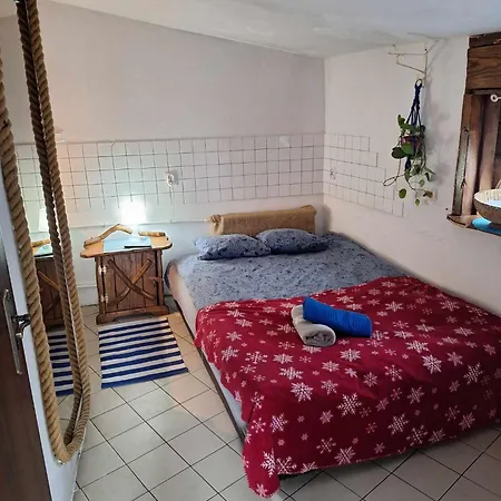 Szalupa Airport Vandrerhjem