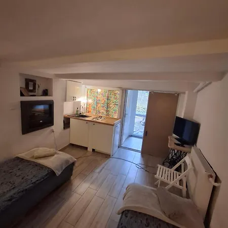 Vandrerhjem Szalupa Airport *