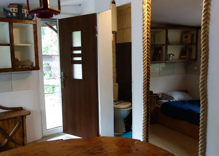 Szalupa Airport Hostel *