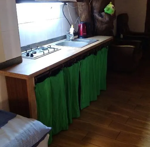 Szalupa Airport Hostel