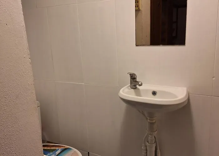 Hostel Szalupa Airport