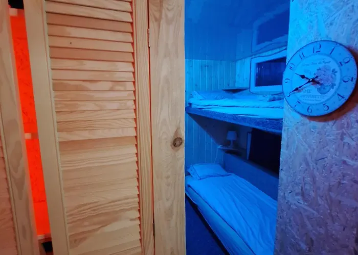 Szalupa Airport Hostel *