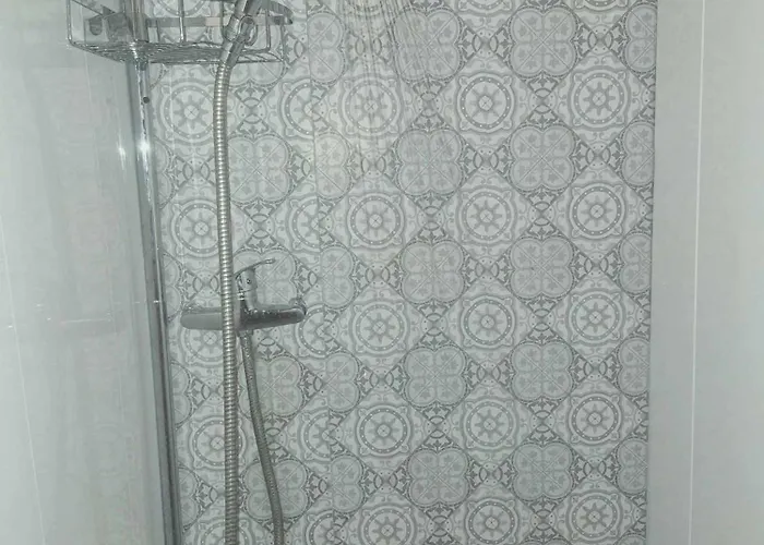 Szalupa Airport Hostel