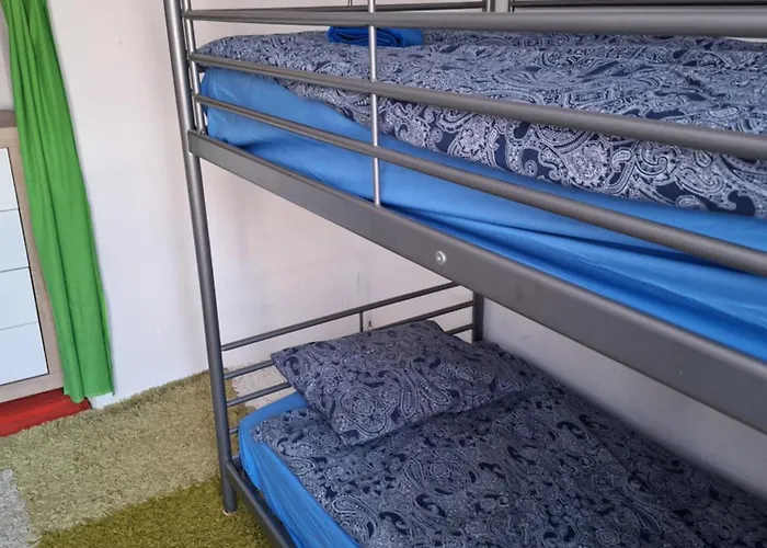 Szalupa Airport Hostel