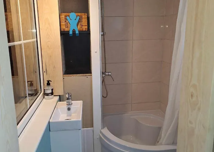 Szalupa Airport Hostel *