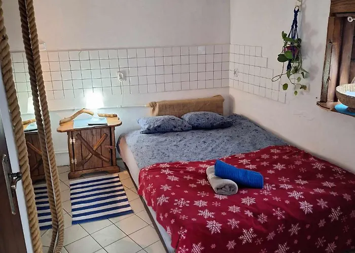 Szalupa Airport Hostel