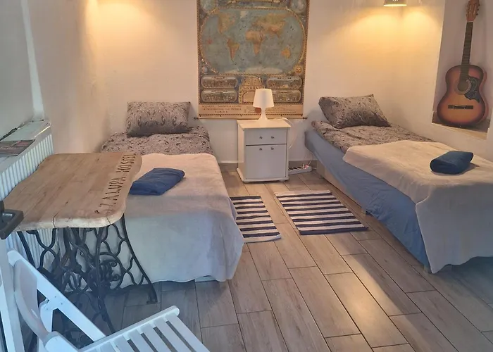 Hostel Szalupa Airport