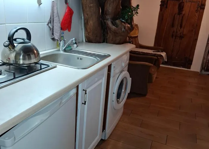 Szalupa Airport Hostel *